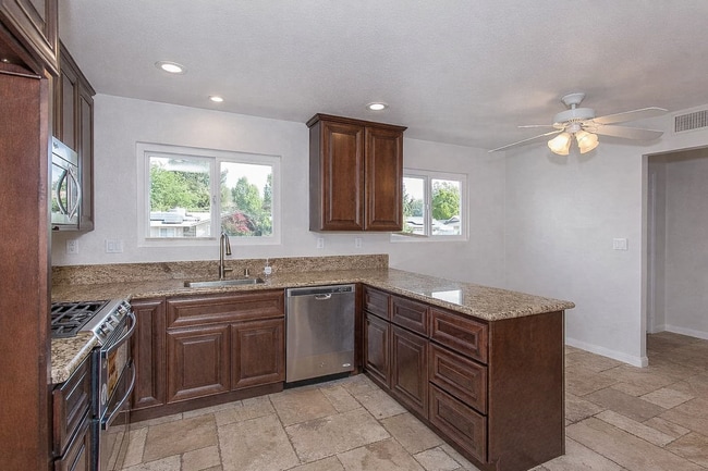 639 Calle Tulipan in Thousand Oaks, CA - Foto de edificio - Building Photo