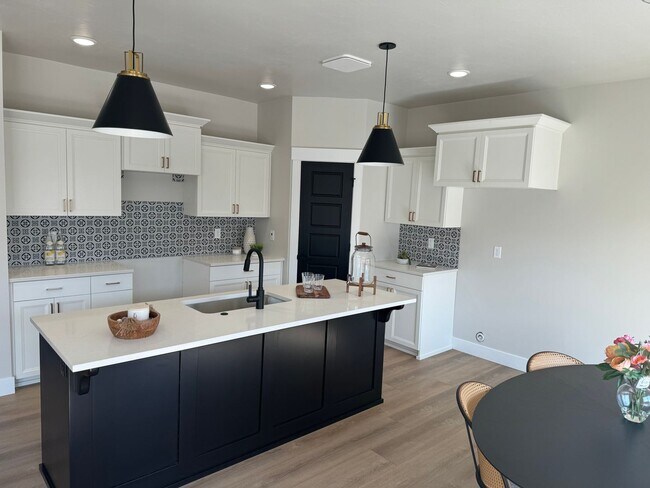 577 Idaho Ave in Sugar City, ID - Building Photo - Building Photo