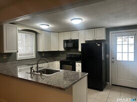 4 Eastview Dr in New Milford, CT - Building Photo