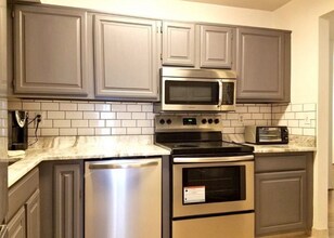 2205 S Huron Pkwy, Unit 1 in Ann Arbor, MI - Building Photo - Building Photo