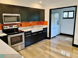 2624 NE 10th Terrace in Wilton Manors, FL - Building Photo - Building Photo