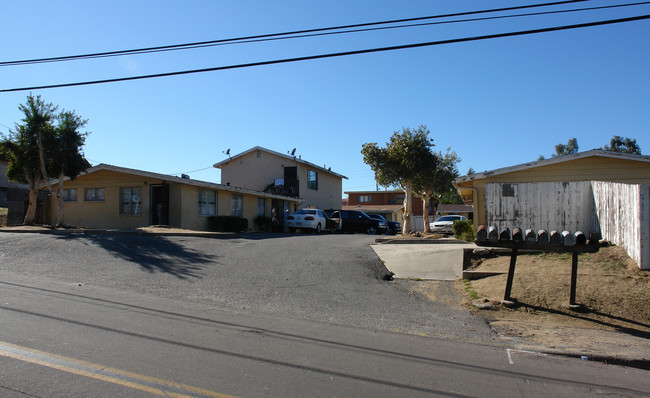 300-316 N Pico Ave in Fallbrook, CA - Foto de edificio - Building Photo