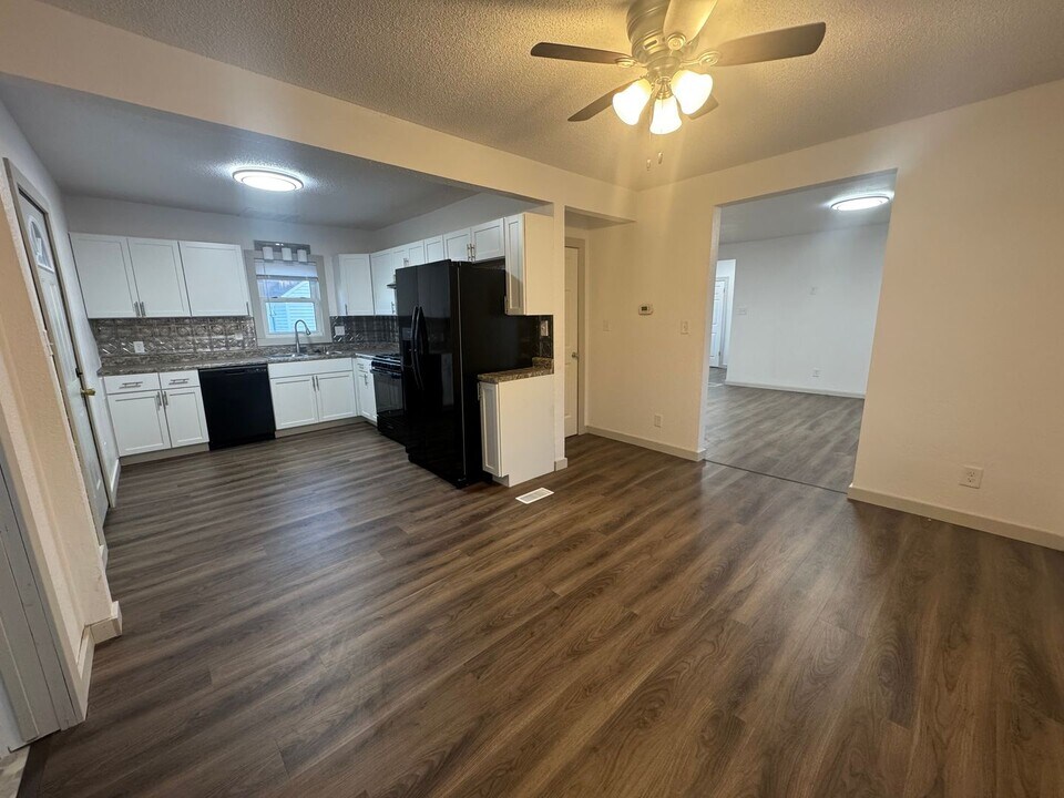 1210 W Parker St in Waterloo, IA - Building Photo