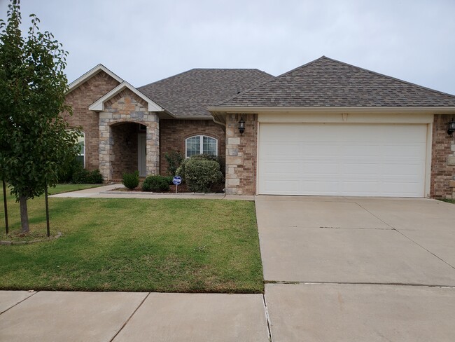 18308 Summer Grove Ave in Edmond, OK - Foto de edificio - Building Photo