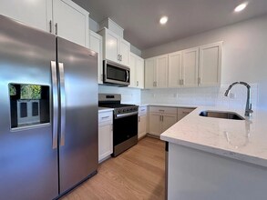 6532 SE Nasha St in Hillsboro, OR - Foto de edificio - Building Photo