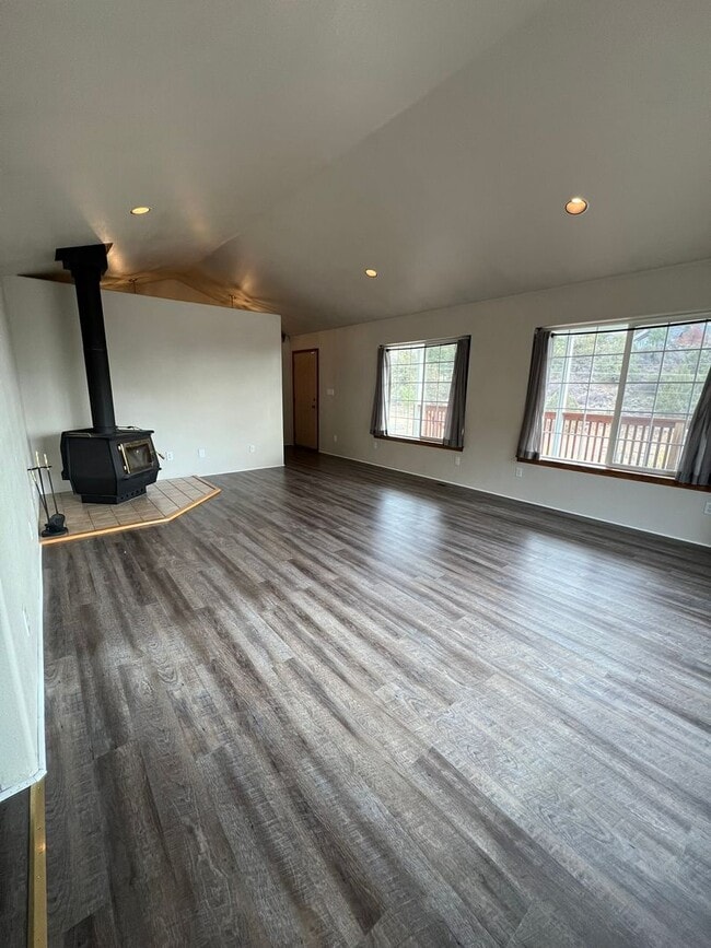 2720 Old Fort Rd in Klamath Falls, OR - Building Photo - Building Photo