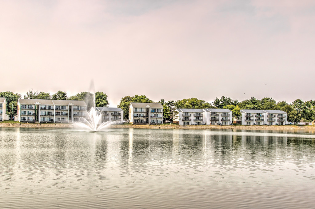 Cape Cod Village Apartments in Morton, IL