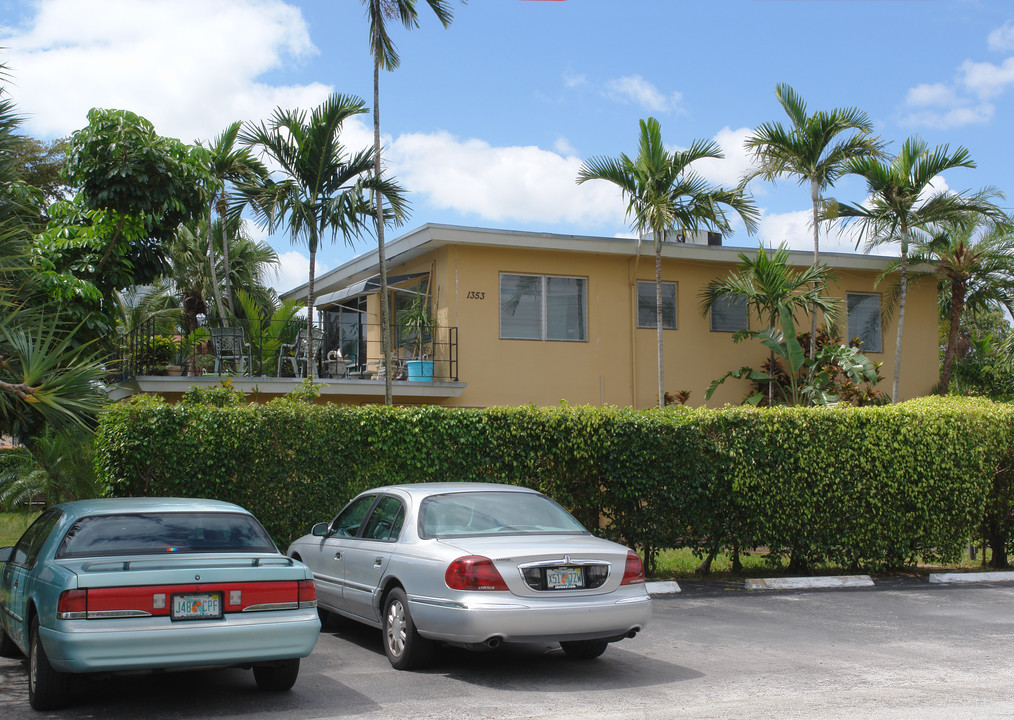 1353 Bayview Dr in Fort Lauderdale, FL - Building Photo