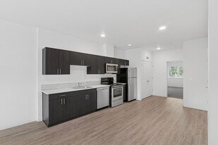 Rogers Landing in Newberg, OR - Building Photo