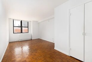 222 W 14th St in New York, NY - Building Photo