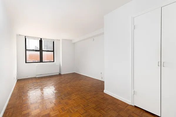 222 W 14th St in New York, NY - Building Photo