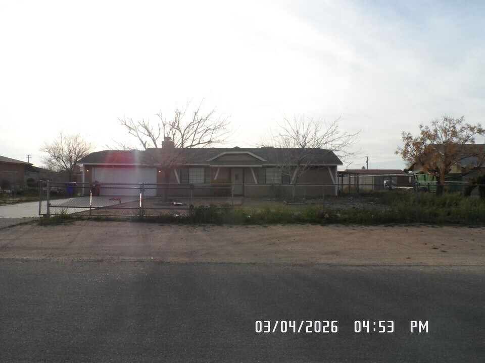 13224 Topock Rd in Apple Valley, CA - Building Photo