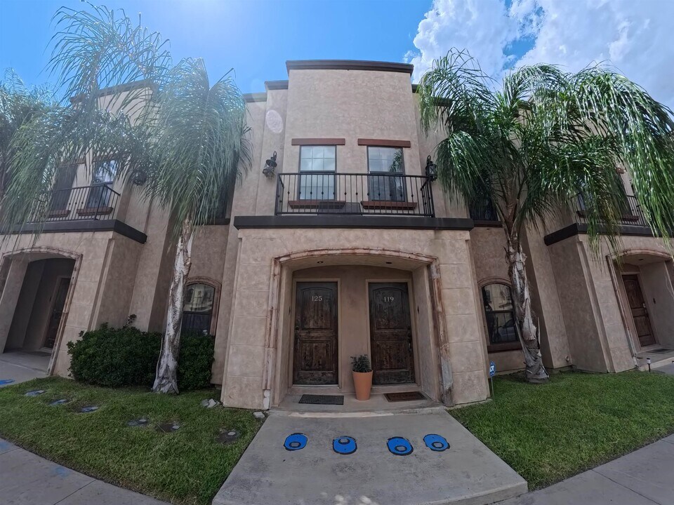 8216 Casa Verde Rd in Laredo, TX - Building Photo