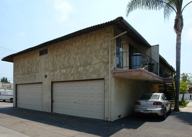 4951 Kona Dr in Huntington Beach, CA - Foto de edificio - Building Photo