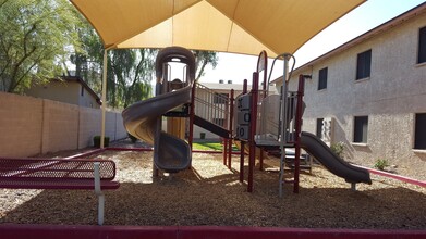 Foothills Court Apartments in Phoenix, AZ - Building Photo - Building Photo