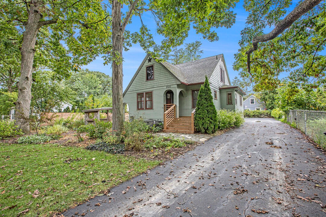 2520 Oakdale Dr in Ann Arbor, MI - Building Photo