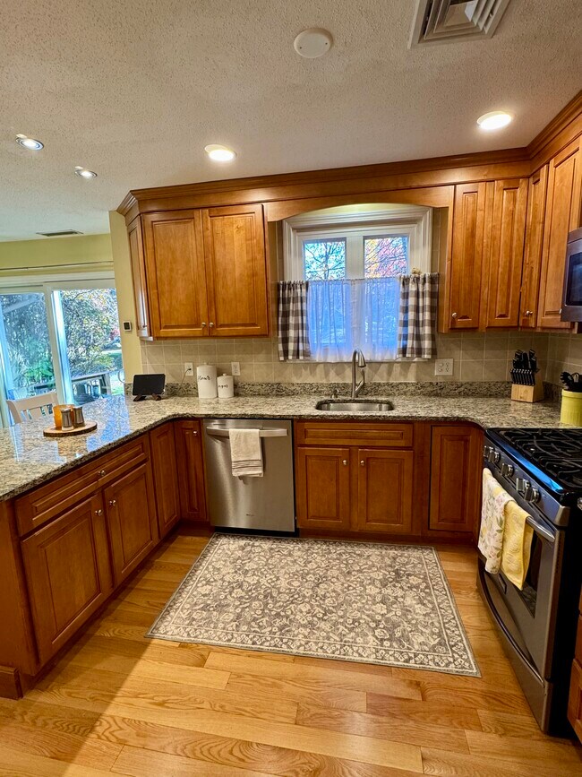 275 Donohue Rd in Dracut, MA - Foto de edificio - Building Photo