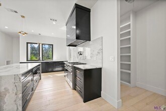 9825 Fawn Vw Dr in Baton Rouge, LA - Foto de edificio - Building Photo