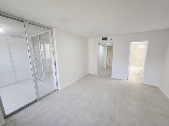 17890 W Dixie Hwy in North Miami Beach, FL - Building Photo - Building Photo