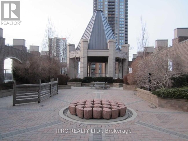 388-388 Prince of Wales Dr in Mississauga, ON - Building Photo - Building Photo