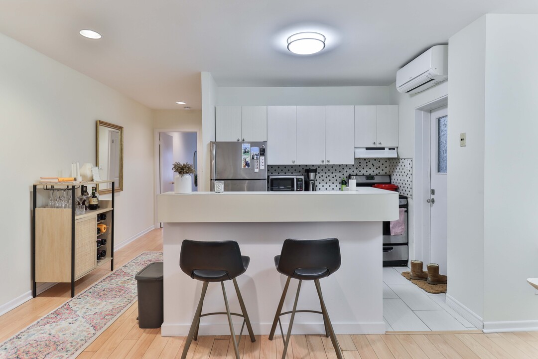 2-102 Beverley St in Toronto, ON - Building Photo