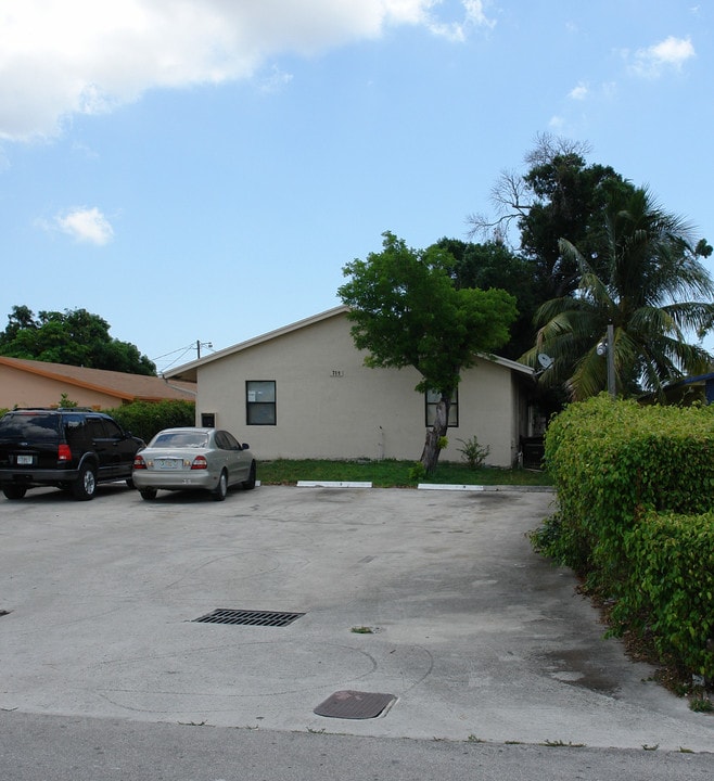 712 SW 16th Ave in Fort Lauderdale, FL - Building Photo