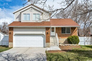 8343 S Plum Blossom Cir in West Jordan, UT - Building Photo