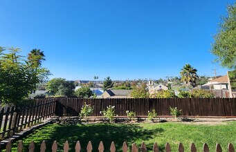 320 Park Ave in Vista, CA - Foto de edificio - Building Photo