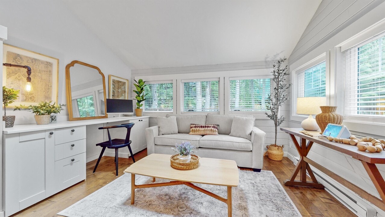 9376 Emerald Dr in Whistler, BC - Building Photo