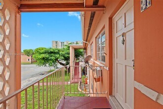 3571 SW 10th St in Miami, FL - Building Photo - Building Photo