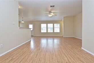 401 Bandara Woods Blvd in Elgin, TX - Building Photo - Building Photo