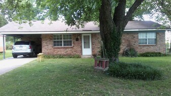 2100 Cottonwood Pl in Springdale, AR - Building Photo