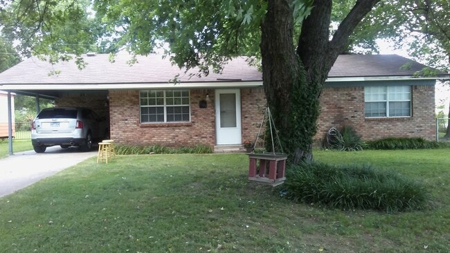 property at 2100 Cottonwood Pl