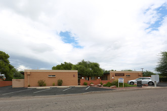 Bonita Court in Tucson, AZ - Building Photo - Building Photo