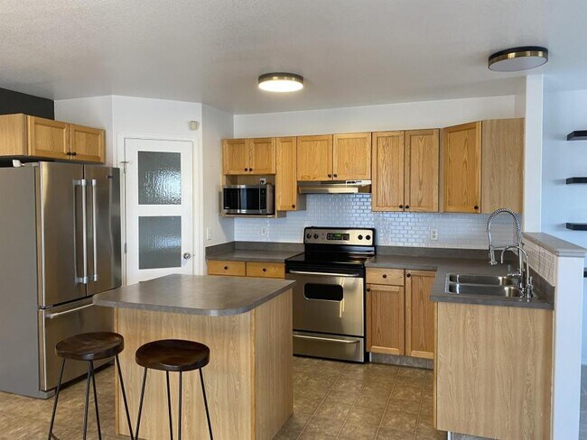 7646 Westpointe Dr in Grande Prairie, AB - Building Photo - Building Photo