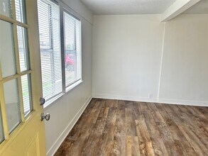 1005 Avenue E 1/2 in Alvin, TX - Building Photo - Building Photo