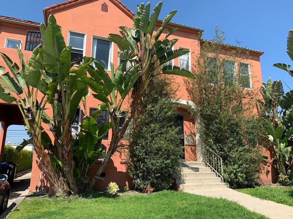 2203 S Harcourt Ave, Unit 2205 in Los Angeles, CA - Foto de edificio