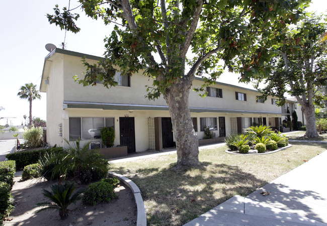 1840 E Grovecenter St in West Covina, CA - Foto de edificio - Building Photo