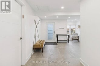 4 Oak Ct in Aurora, ON - Building Photo - Building Photo