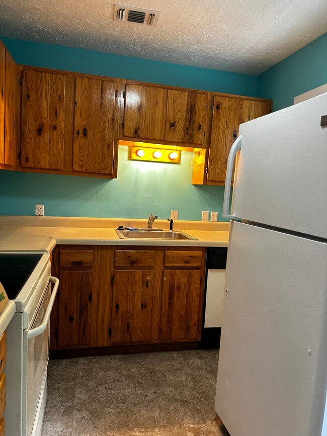 property at 2 Green Meadow Ln