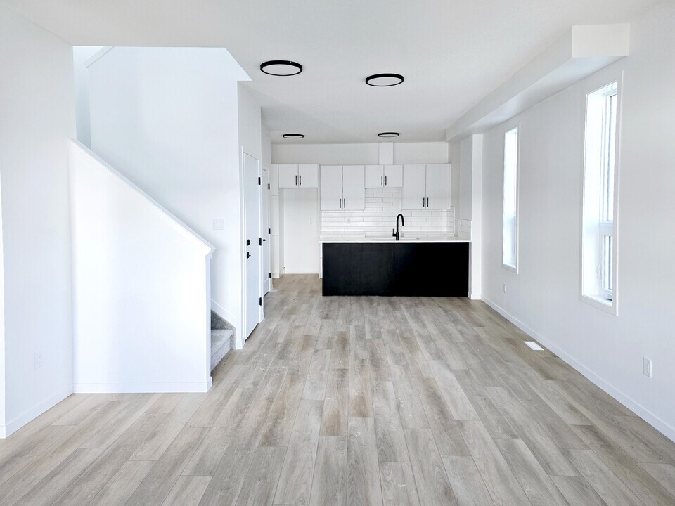 11633-11688 88 St in Edmonton, AB - Building Photo