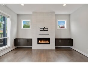 14615 NW Fricke Ln in Portland, OR - Foto de edificio - Building Photo