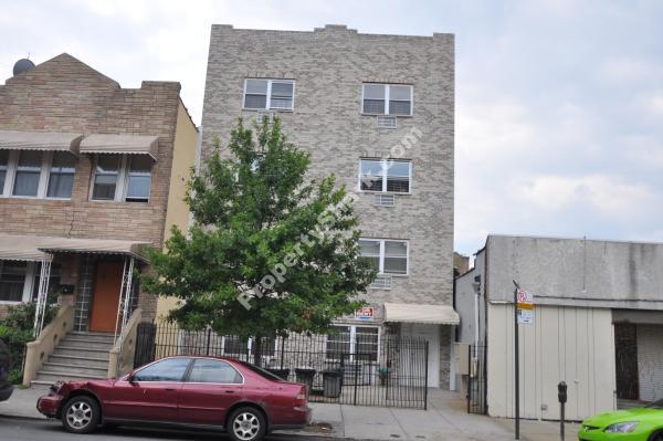 2561 Cruger Ave in Bronx, NY - Foto de edificio - Building Photo