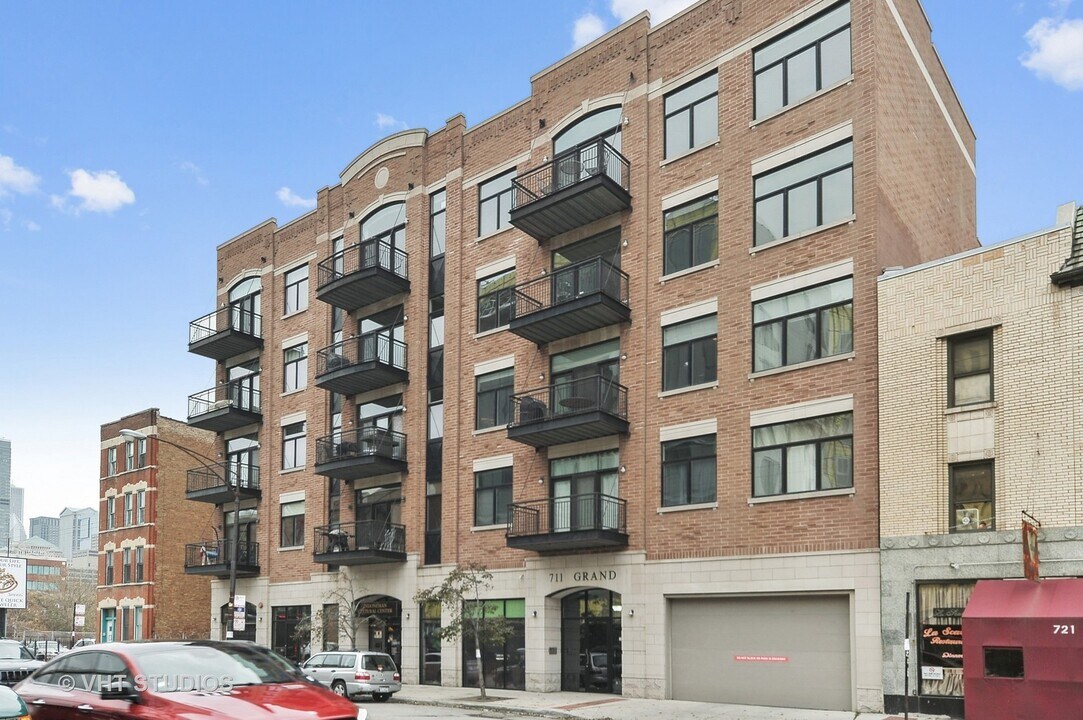 711 W Grand Ave in Chicago, IL - Foto de edificio