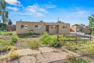 1025 Valerie Cir in Santa Fe, NM - Building Photo - Building Photo