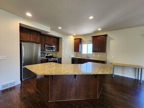 166 E Vista Way in North Salt Lake, UT - Building Photo - Building Photo