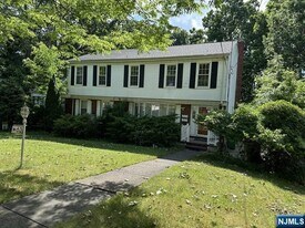 63 N Farview Ave in Paramus, NJ - Building Photo
