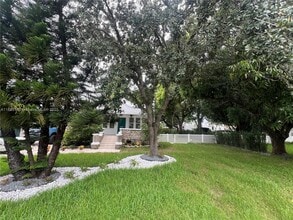 130 SW 1st Ave in Hallandale Beach, FL - Foto de edificio - Building Photo