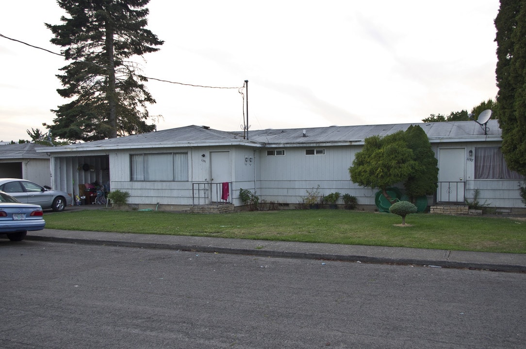 1191-1197 Kennedy St in Woodburn, OR - Building Photo