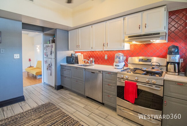 property at 844 W Lakeside Pl